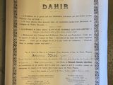 un gros plan d'un document posé sur une table, avec un stylo
