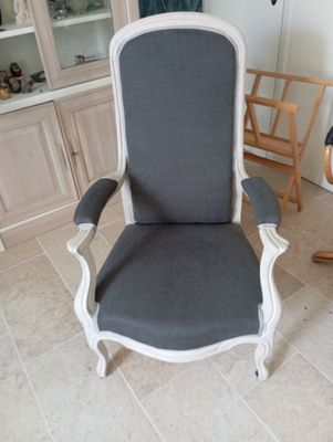 une chaise qui se trouve au milieu d'une pièce