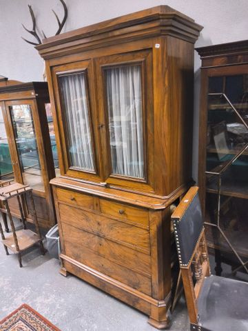 Meuble à deux corps partie haute vitrée (fendu sur un côté, accid...