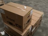 des cartons empilés les uns sur les autres à même le sol dans un entrepôt