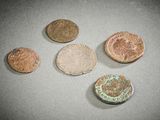 quatre types de pièces différents posés sur une table