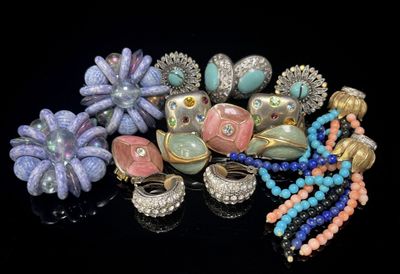 tout un tas de bagues et de bracelets différents posés sur une table