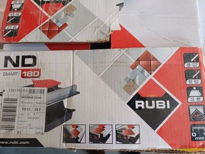 deux boîtes de produits Nidi sont empilées l'une sur l'autre