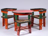 trois chaises et une table avec un plateau rouge