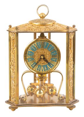 une horloge en or avec un cadran bleu, dans une vitrine
