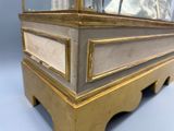 une vitrine contenant une horloge