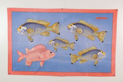 des poissons aux couleurs vives sur fond bleu, avec une bordure rose