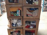 boîtes empilées dans un entrepôt