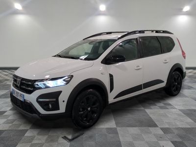 le 4x4 blanc est garé sur un carrelage à carreaux
