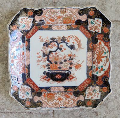 une assiette avec l'image d'un oiseau et de fleurs