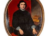 portrait d'un homme vêtu d'un manteau noir, assis dans un fauteuil rouge