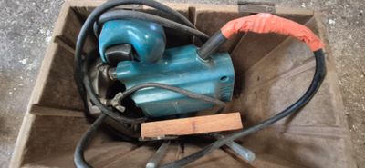 une boîte contenant une machine bleue