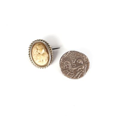 Deux broches, comprenant : - Broche en argent (800/oo) de fo…