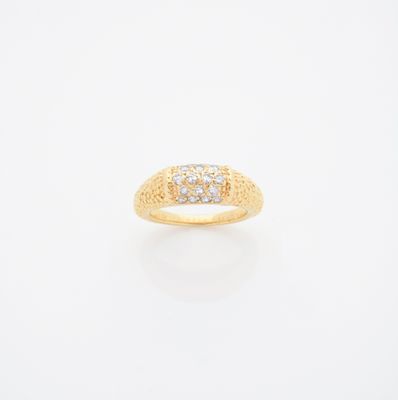 une bague en or jaune 18 carats sertie de diamants