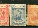 quatre timbres de couleurs différentes sur une surface noire avec un fond noir