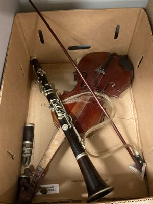 une boîte en carton contenant un instrument de musique