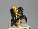 une statue représentant un homme à cheval au sommet d'une horloge
