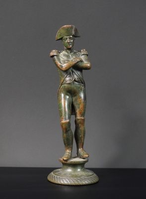 statue en bronze représentant un homme tenant une batte de baseball, posée sur une surface noire