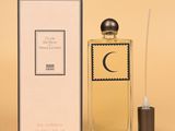 un flacon de parfum posé à côté d'un coffret de parfum