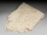 couverture en dentelle au crochet couleur crème sur fond gris