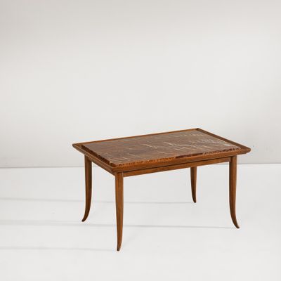 une table en bois avec un plateau en marbre sur fond blanc