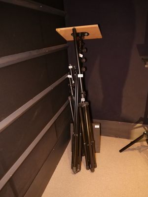 un grand nombre d'outils posés sur le sol