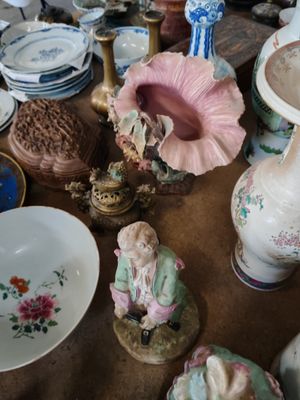 une table sur laquelle sont disposés de nombreux vases différents