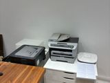 un bureau avec une imprimante posée dessus