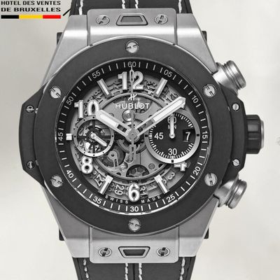 La montre est noire et argentée, avec un bracelet noir.