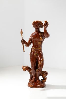 statue d'une femme tenant un bâton et un serpent