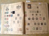 un livre ouvert avec des timbres, posé sur une table