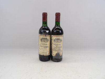 deux bouteilles de vin posées l'une à côté de l'autre sur une table
