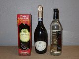 deux bouteilles de vin et une boîte de chocolats