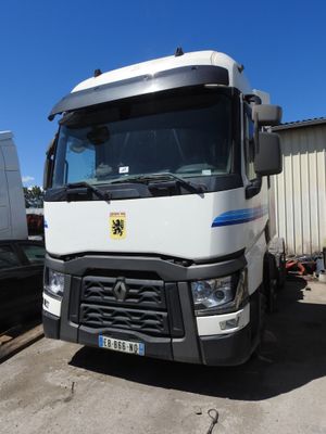 un camion garé sur un parking à côté d'un immeuble