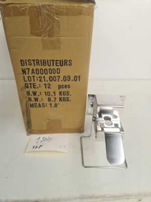 Lot de 12 distributeurs muraux chromés, articles neufs.