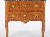une commode ancienne avec dessus en marbre