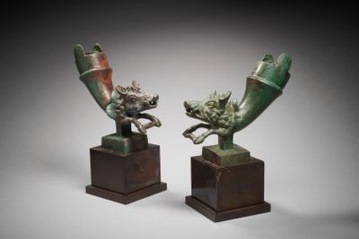 paire de sculptures en bronze représentant un dragon et une main humaine