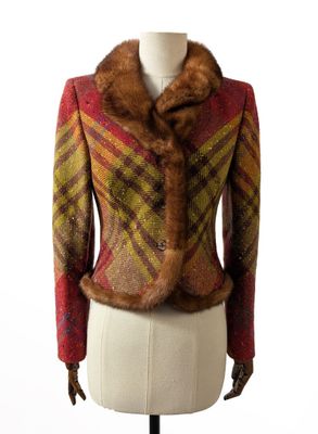 une image d'une veste de femme sur un mannequin