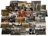 plusieurs vieilles photographies en noir et blanc représentant des hommes et des femmes en uniforme militaire