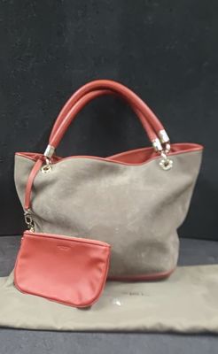 un sac à main et un portefeuille posés sur une table