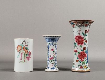 trois vases aux motifs variés posés sur une table