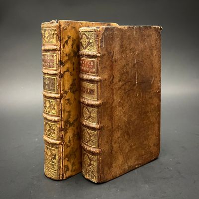 deux vieux livres posés l'un sur l'autre sur une table