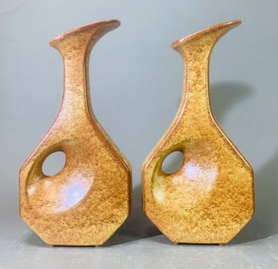 deux vases posés côte à côte sur une table