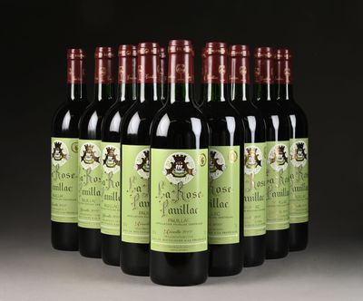 six bouteilles de vin rouge sont alignées