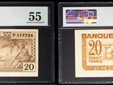 Trois types différents de billets de banque sont exposés dans une vitrine.