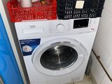 un lave-linge et un sèche-linge dans une petite pièce