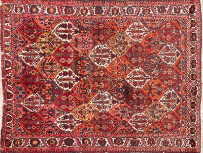 un tapis persan ancien aux couleurs rouges et bleues