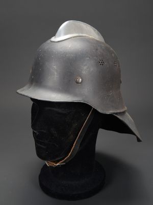 un gros plan d'un casque sur une tête de mannequin