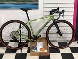 un vélo posé dans une boîte sur un sol à carreaux