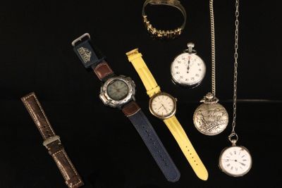 Lot de 5 montres et un bracelet, comprenant : - MAYET. Montr…